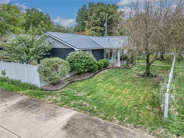 $379,950 | 525 Pleasant Street, Tonganoxie, KS 66086