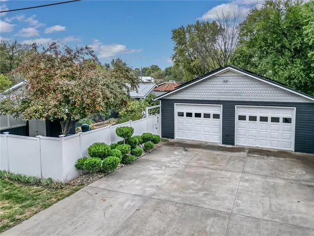 $379,950 | 525 Pleasant Street, Tonganoxie, KS 66086