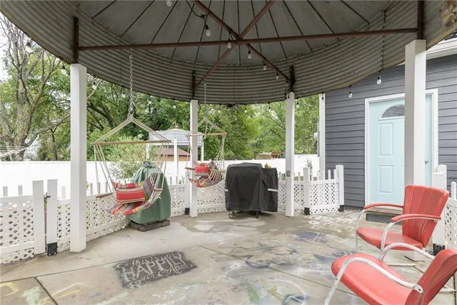 $379,950 | 525 Pleasant Street, Tonganoxie, KS 66086