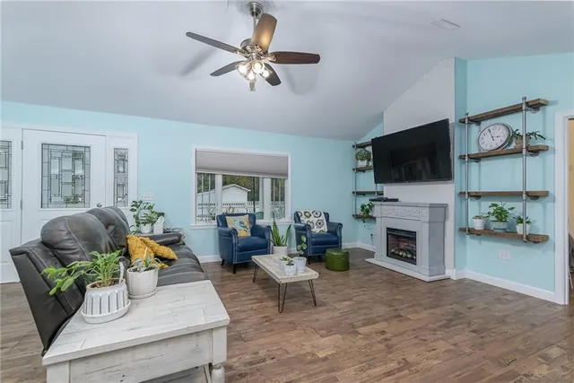 $379,950 | 525 Pleasant Street, Tonganoxie, KS 66086