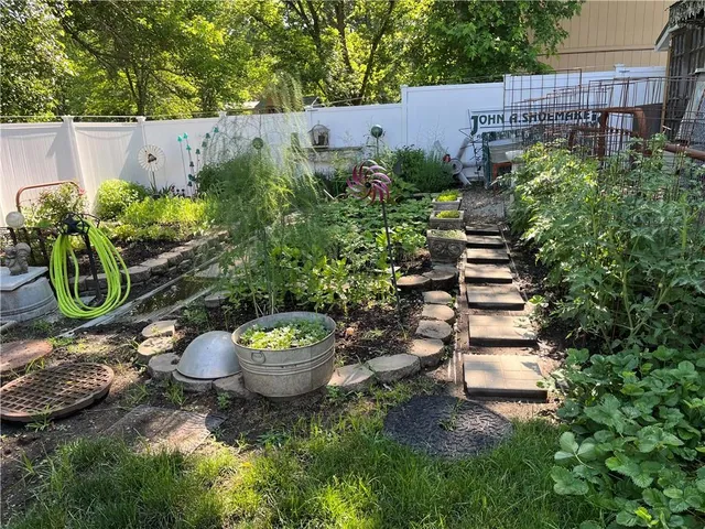 $379,950 | 525 Pleasant Street, Tonganoxie, KS 66086