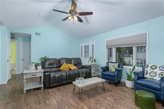 $379,950 | 525 Pleasant Street, Tonganoxie, KS 66086