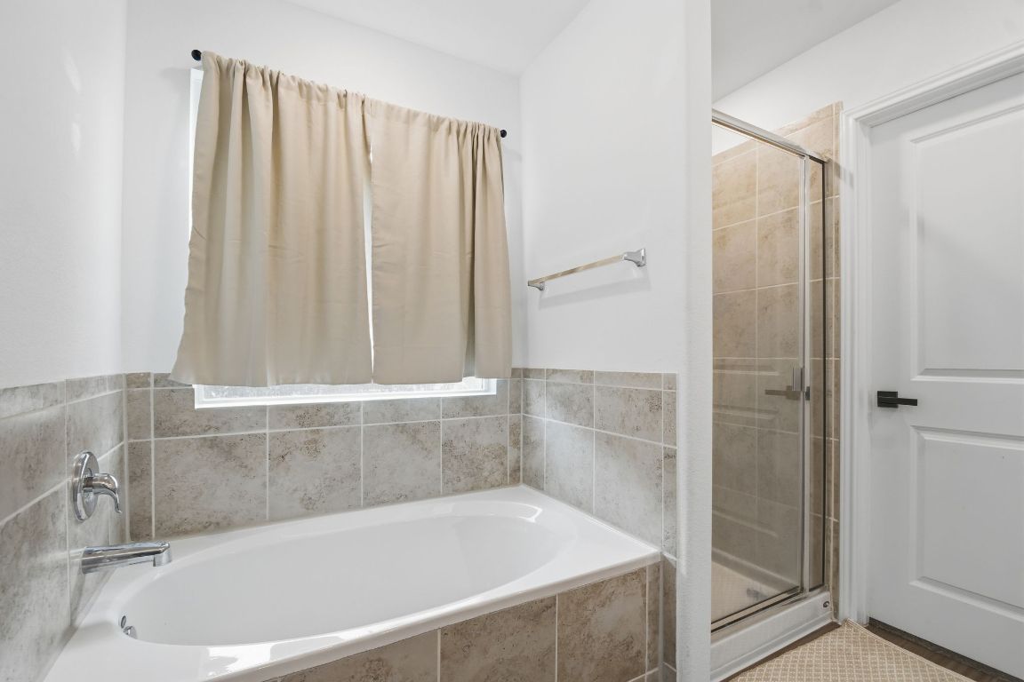 287 George Neggan Lane Bastrop, TX 78602 - Photo 21 of 26 a bath tub sitting next to a shower