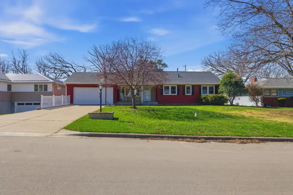 $500,000 | 2095 Fairways Lane, Roseville, MN 55113