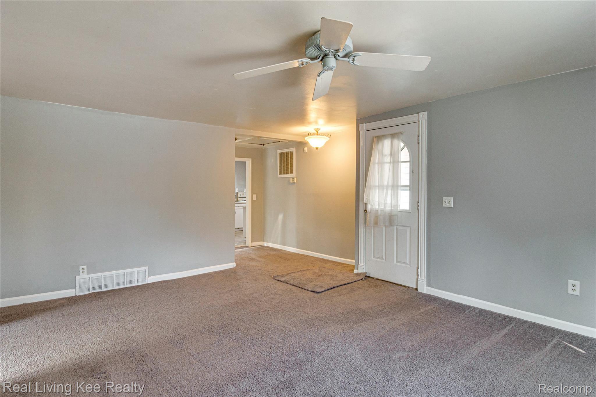 2852 Weaverton Rochester, MI 48307 - Photo 5 of 22 Entry