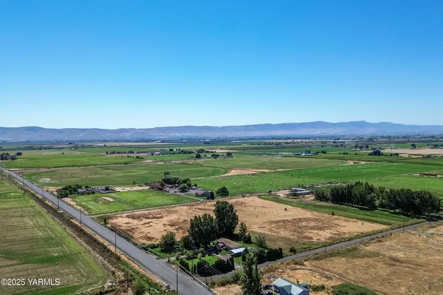 a view of a outdoor space