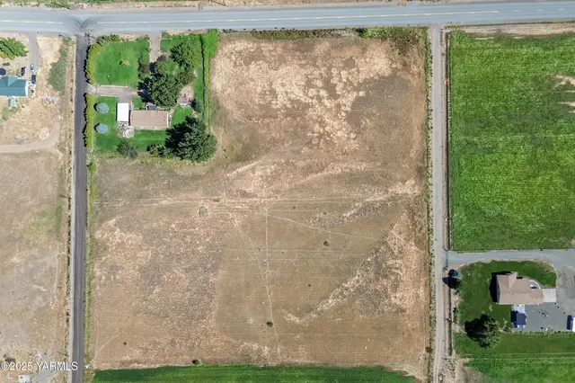 a view of a back yard