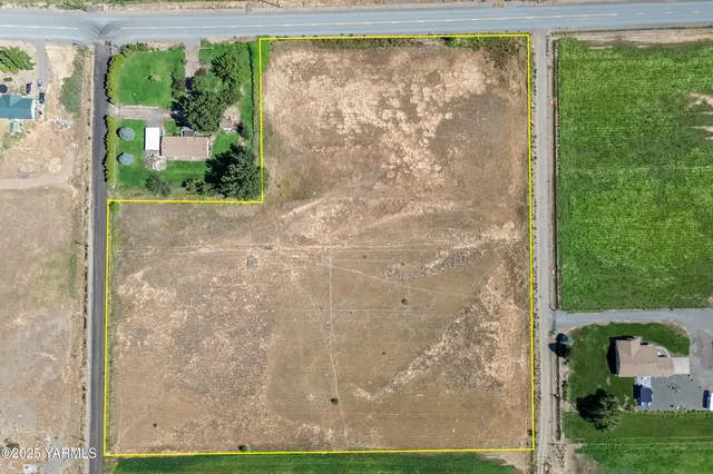 a view of a back yard