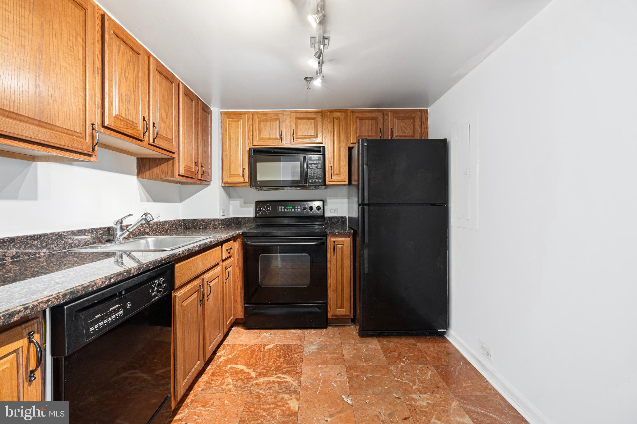 2001 Hamilton Street, Unit 2003 Philadelphia, PA 19130 - Photo 6 of 21