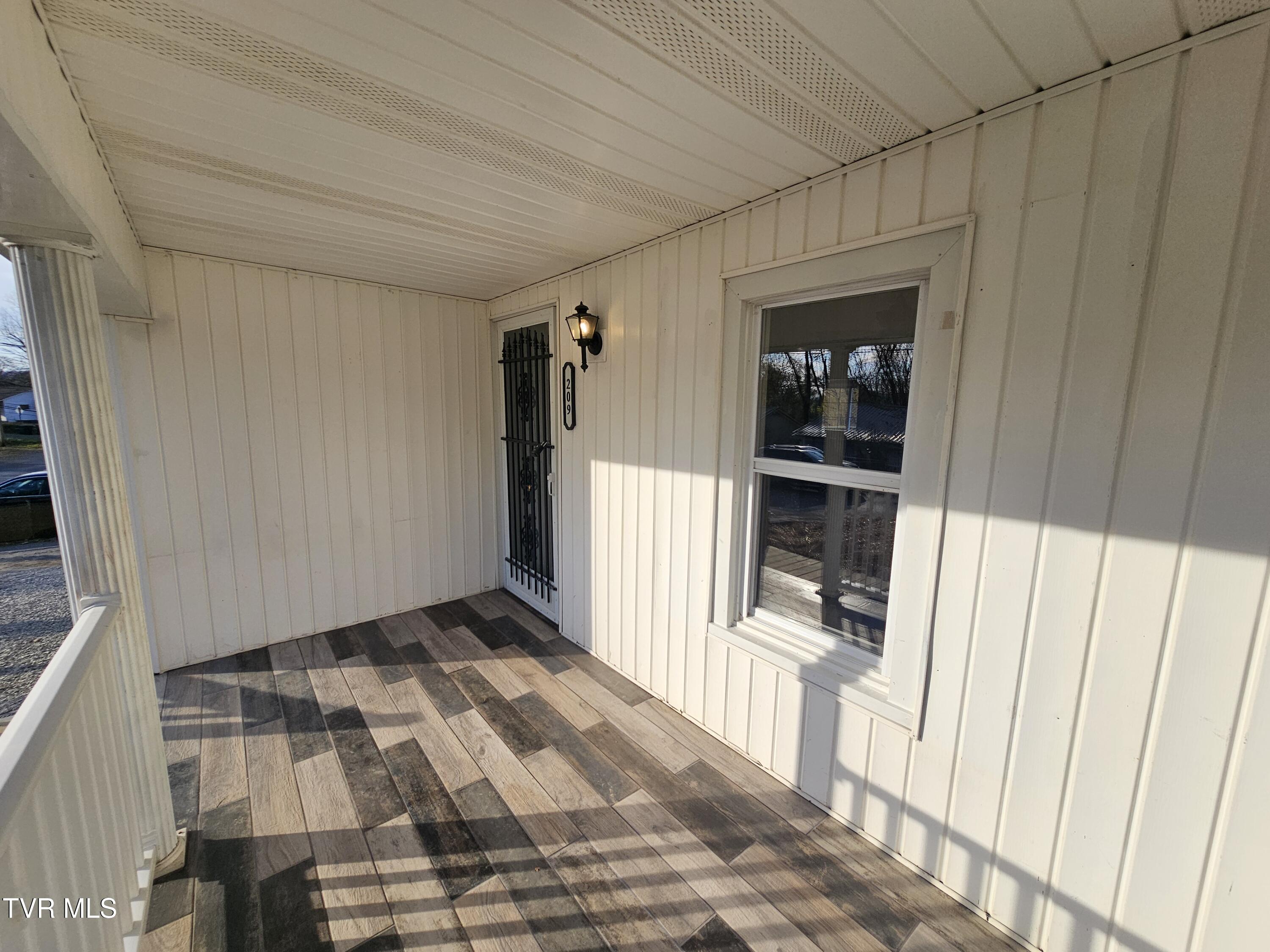 209 North Paperville Road Bristol, TN 37620 - Photo 5 of 43 20251107_154836