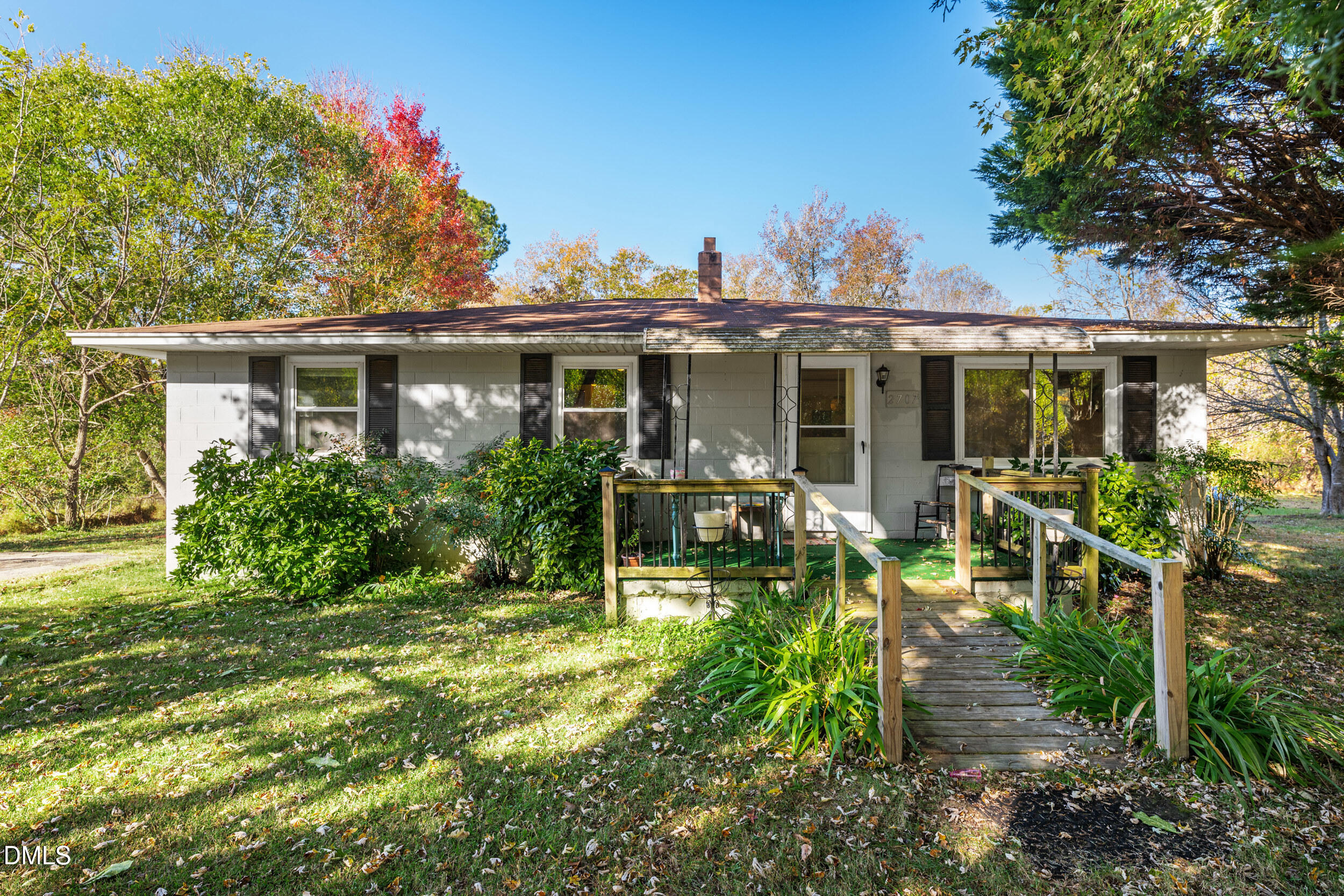a view of a house with porch and garden