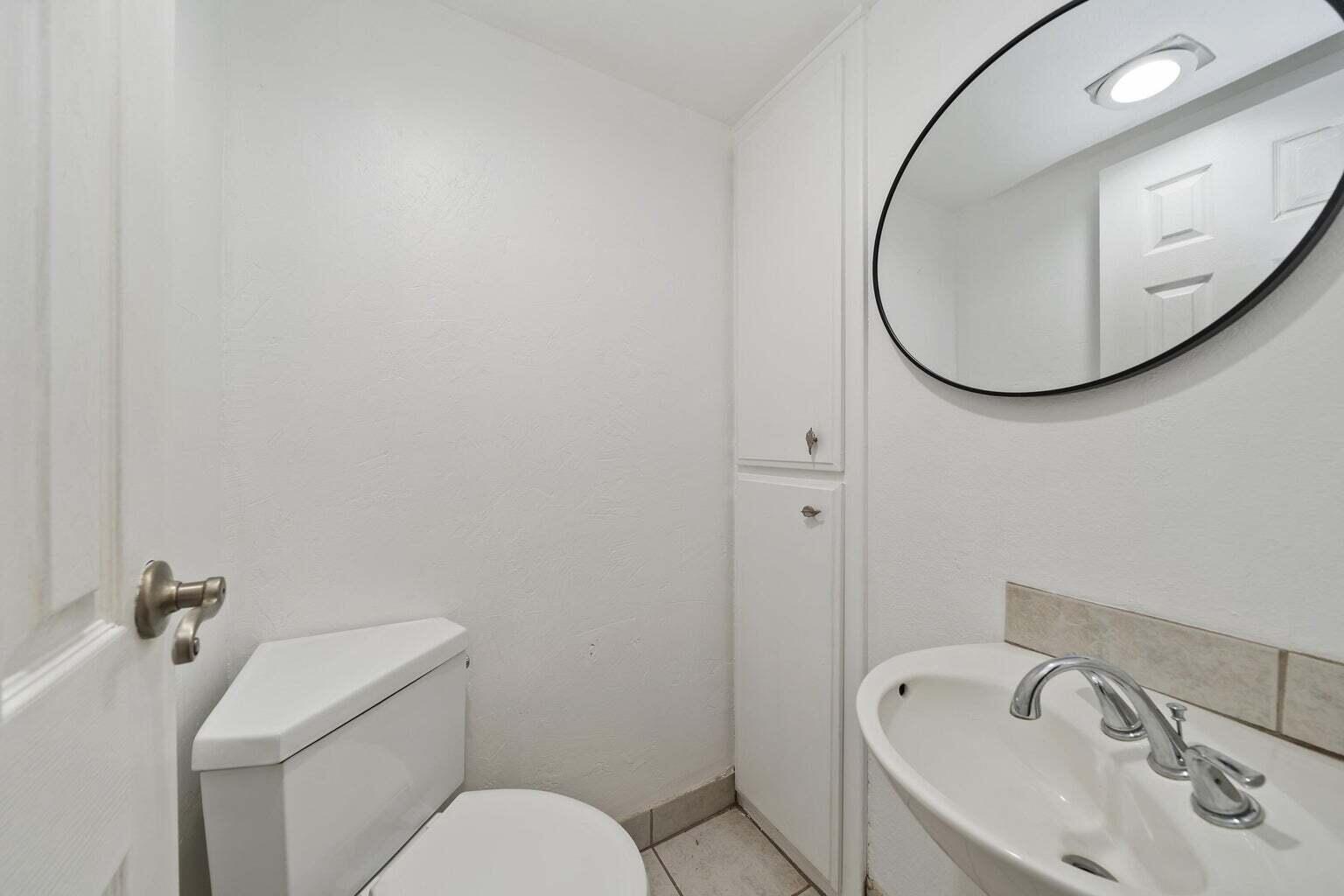 71861 Eleanora Lane Rancho Mirage, CA 92270 - Photo 15 of 22 a bathroom with a sink mirror and toilet