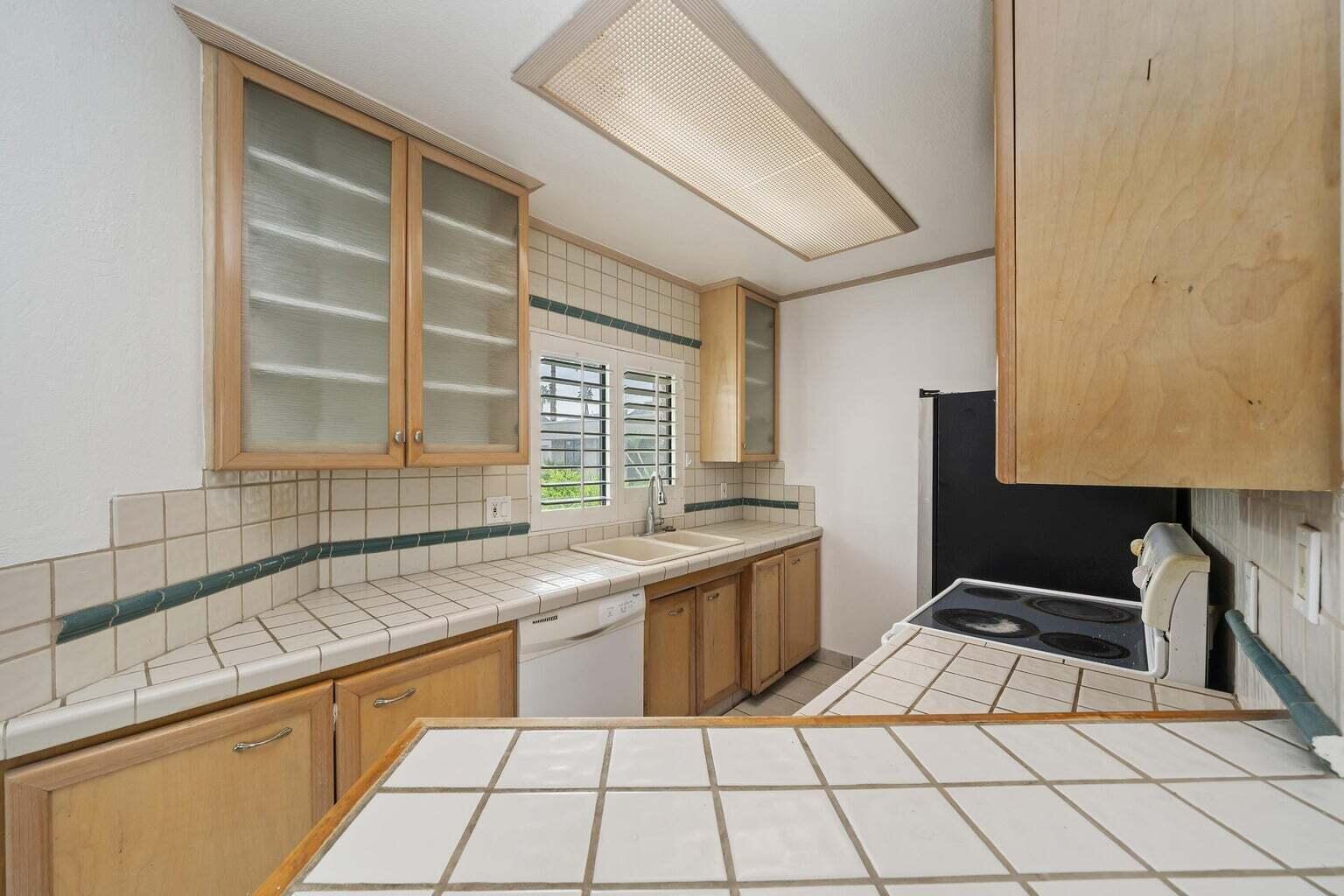 71861 Eleanora Lane Rancho Mirage, CA 92270 - Photo 8 of 22 a kitchen with a sink and a stove