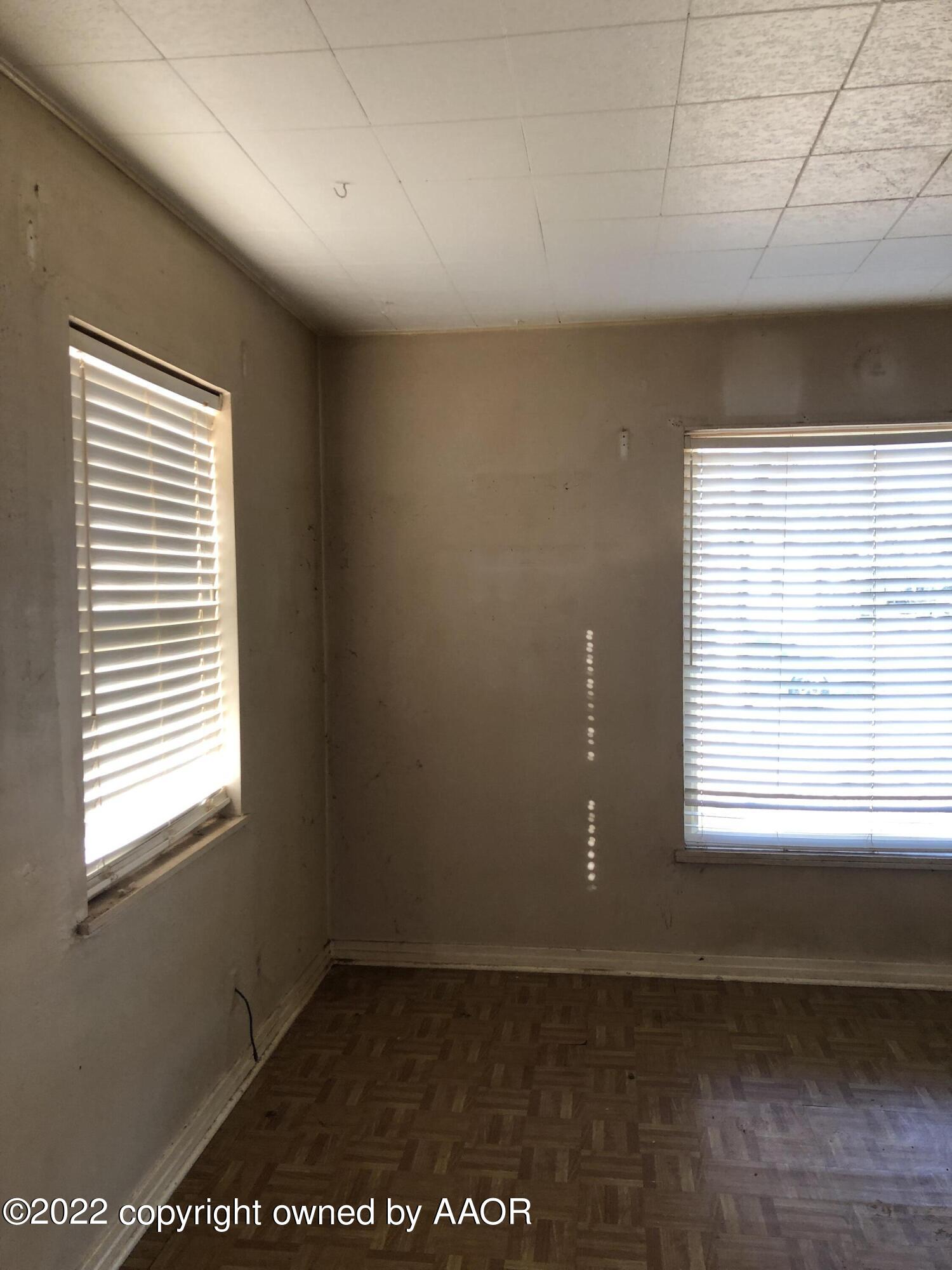 309 Southwest 45th Avenue Amarillo, TX 79110 - Photo 4 of 6 a view of an empty room with a window