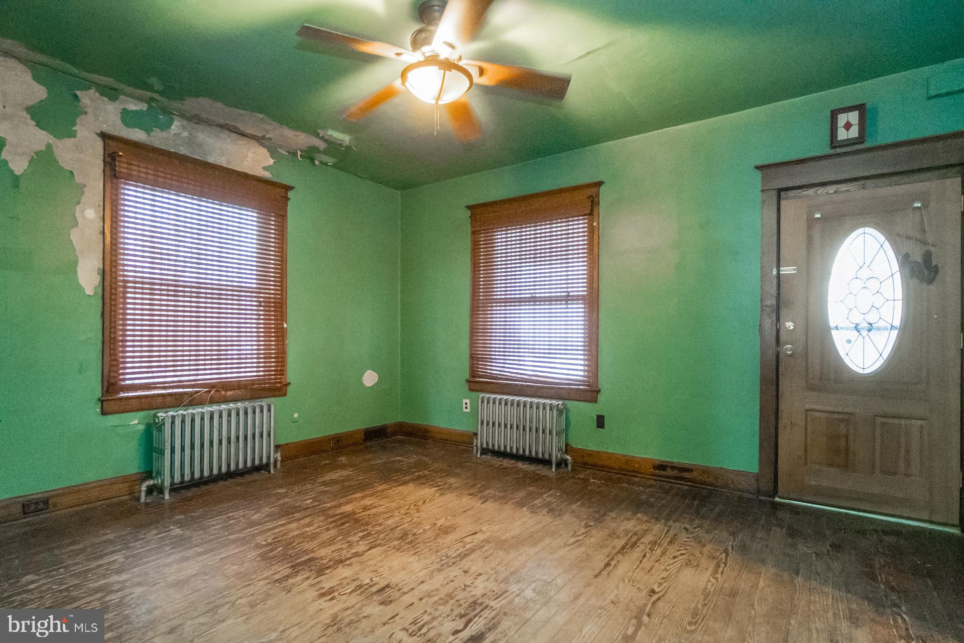 446 Williams Street Easton, PA 18042 - Photo 5 of 37 an empty room with a fan and a window