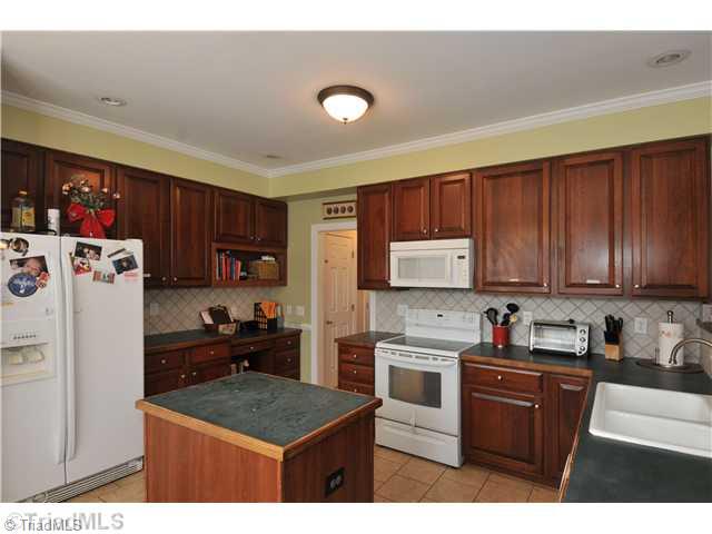 6937 Bridgewood Road Clemmons, NC 27012 - Photo 4 of 15 Kitchen.