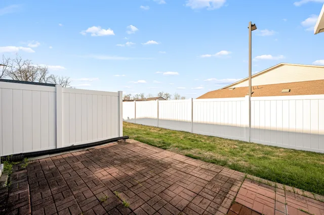 a view of a back yard