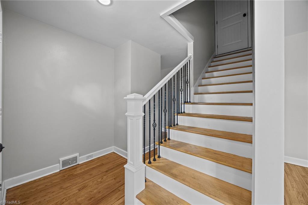 940 North Peace Haven Road Winston-Salem, NC 27104 - Photo 4 of 26