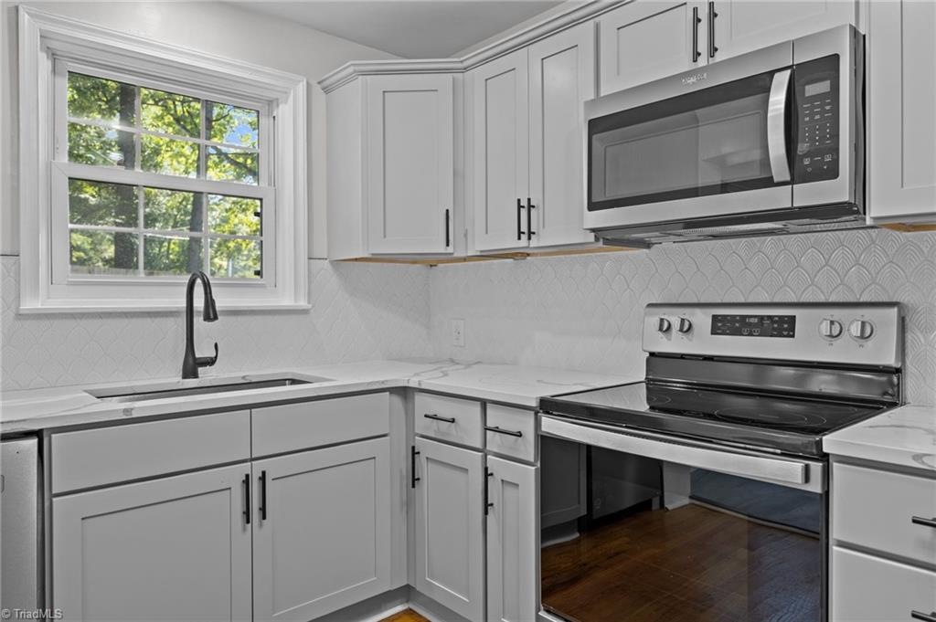 940 North Peace Haven Road Winston-Salem, NC 27104 - Photo 7 of 26