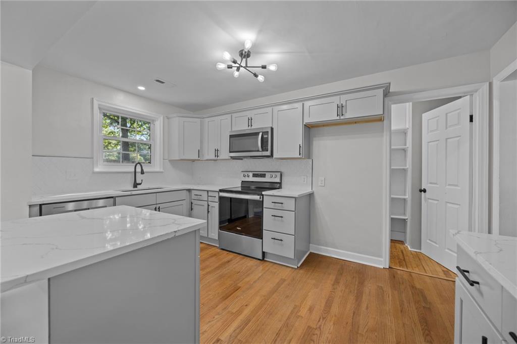 940 North Peace Haven Road Winston-Salem, NC 27104 - Photo 8 of 26