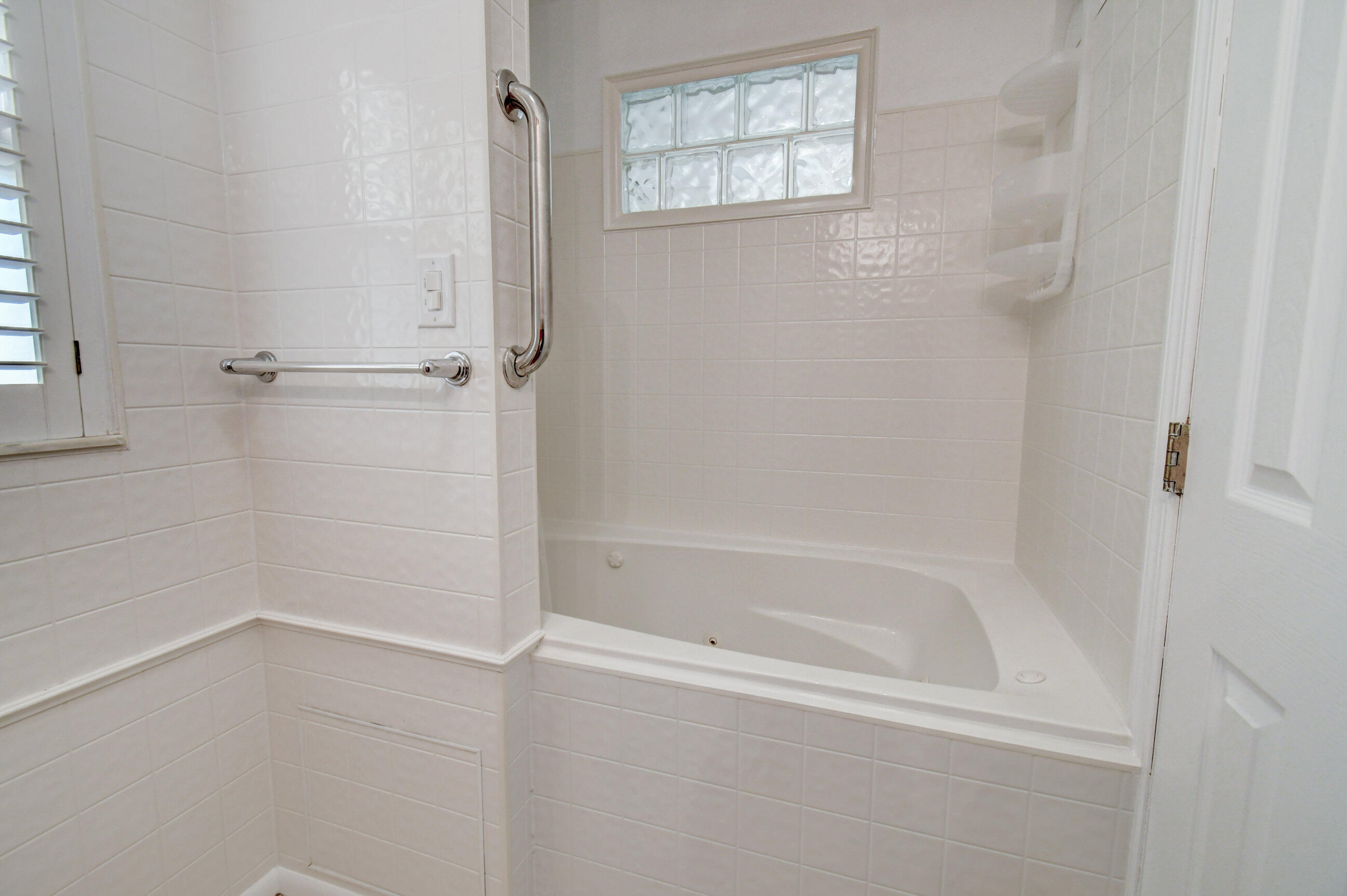 4 Gibbs Road, Unit 1 Boynton Beach, FL 33435 - Photo 19 of 43 a bathroom with a bathtub