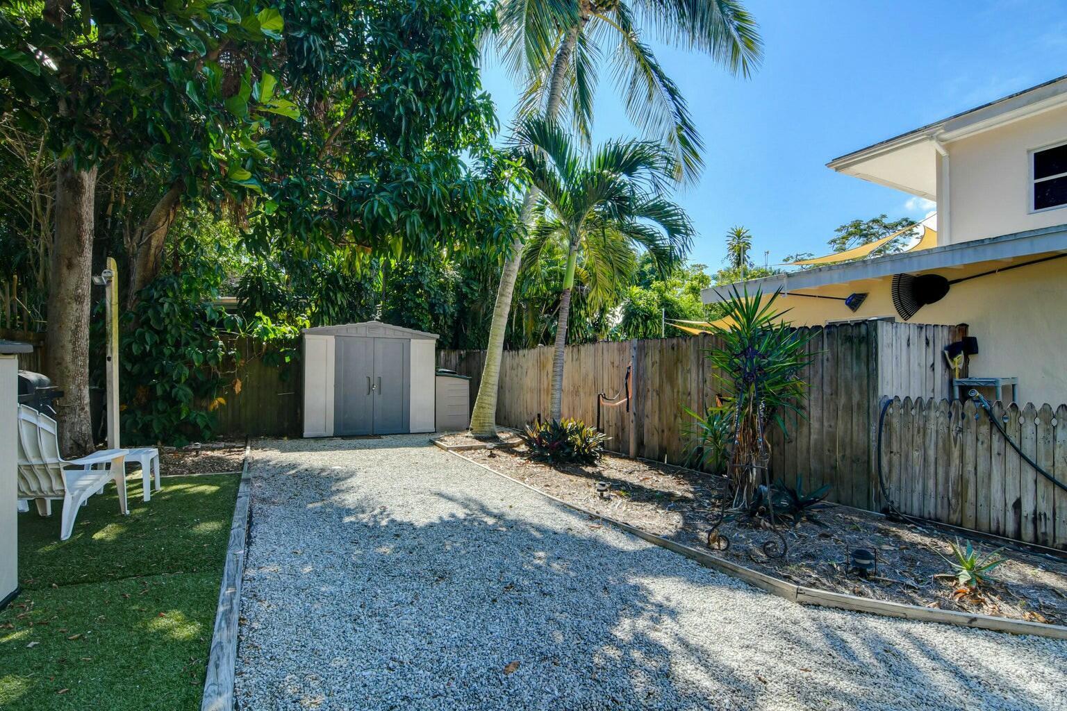 4 Gibbs Road, Unit 1 Boynton Beach, FL 33435 - Photo 40 of 43 a backyard of a house with lots of green space