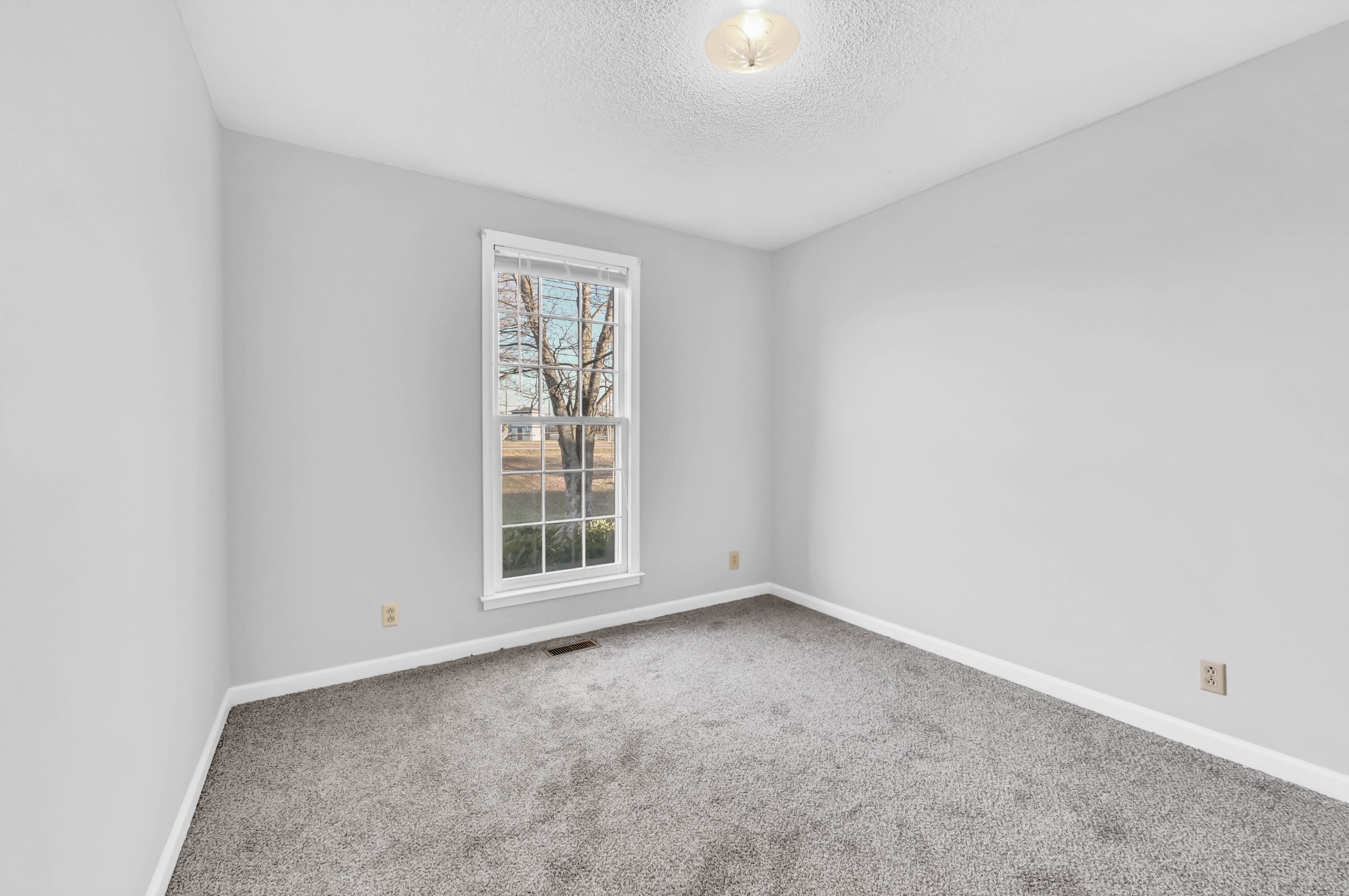 3708 Trenton Road Clarksville, TN 37042 - Photo 24 of 35 an empty room with a window