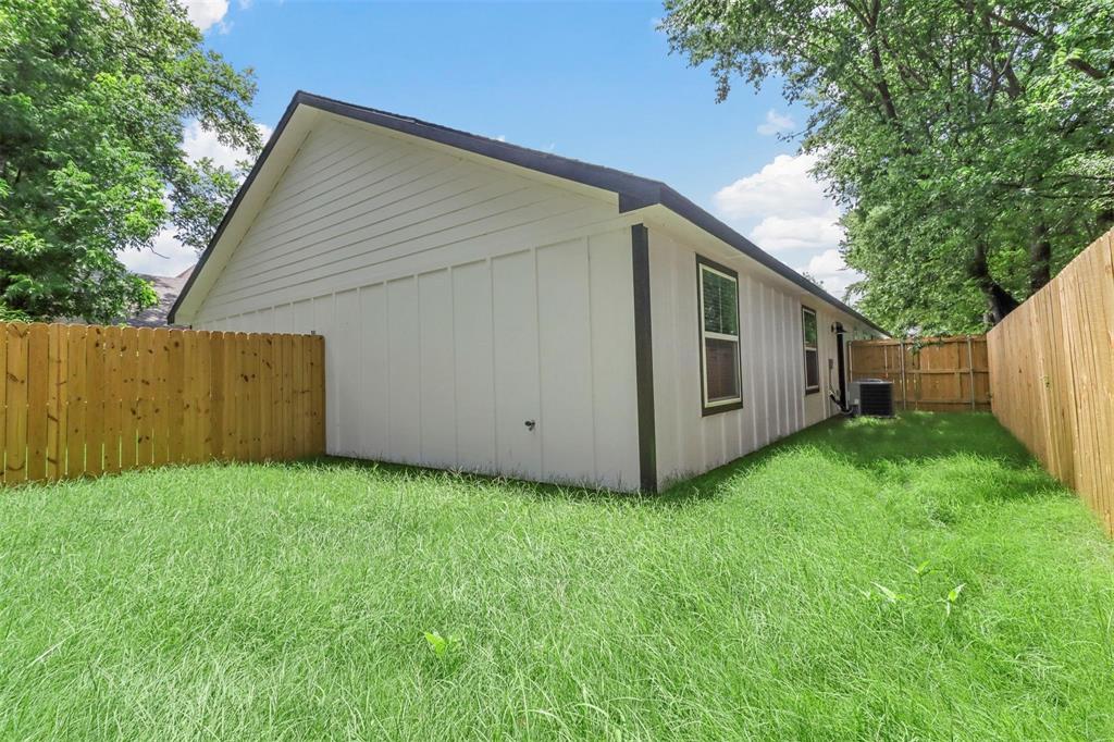 408 West 6th Street, Unit 2 Bonham, TX 75418 - Photo 15 of 16 a view of a back yard of the house