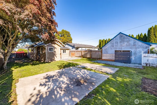 a view of a house with a yard