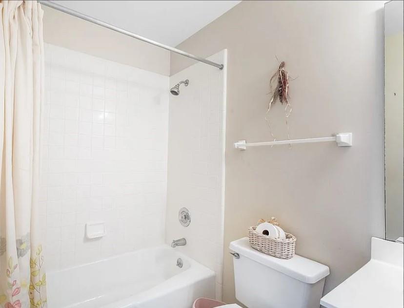 1525 Black Island Road Darien, GA 31305 - Photo 22 of 41 a bathroom with a toilet and a bathtub