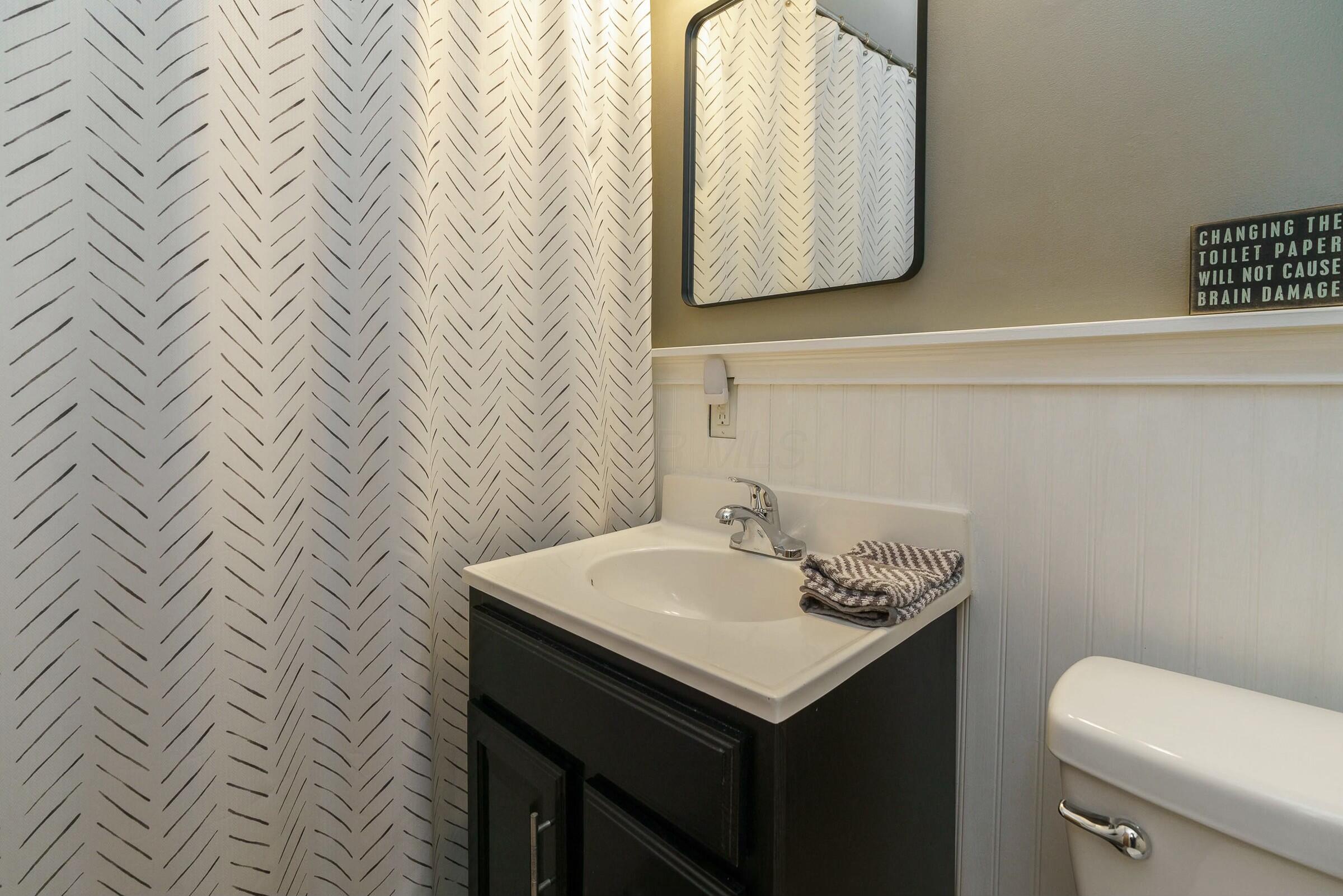 2551 Charing Road, Unit 3 Columbus, OH 43221 - Photo 27 of 37 Second bath
