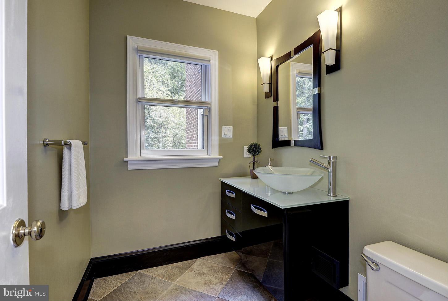 615 Potomac River Road McLean, VA 22102 - Photo 11 of 30 Main Level Powder Room