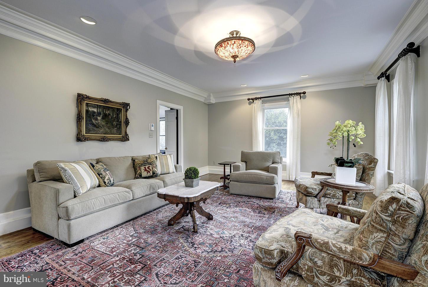 615 Potomac River Road McLean, VA 22102 - Photo 3 of 30 Living Room