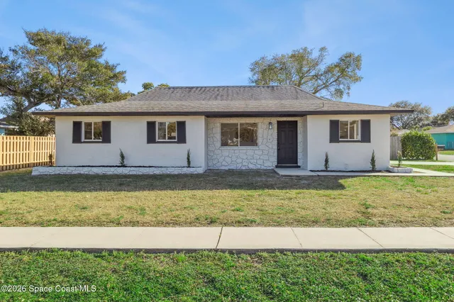 a view of house with a yard