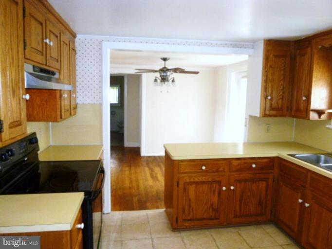 12818 Point Salem Road Hagerstown, MD 21740 - Photo 11 of 18 Kitchen/Dining Room