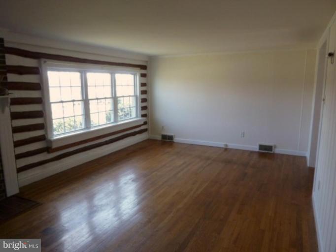 12818 Point Salem Road Hagerstown, MD 21740 - Photo 12 of 18 Living Room