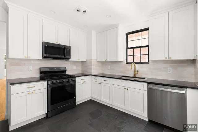 $999,000 | 110-06 209th Place | Bellaire Estates