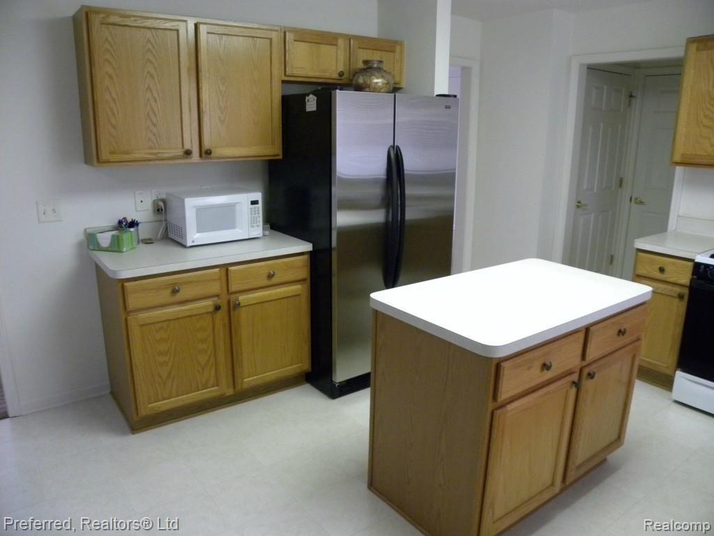462 Springfield Drive Canton, MI 48188 - Photo 9 of 22 Kitchen 2.jpg