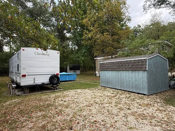 a view of a backyard