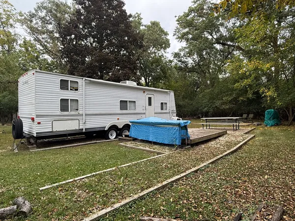 a view of a house with backyard