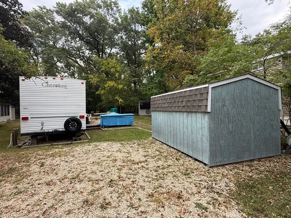 a view of a backyard