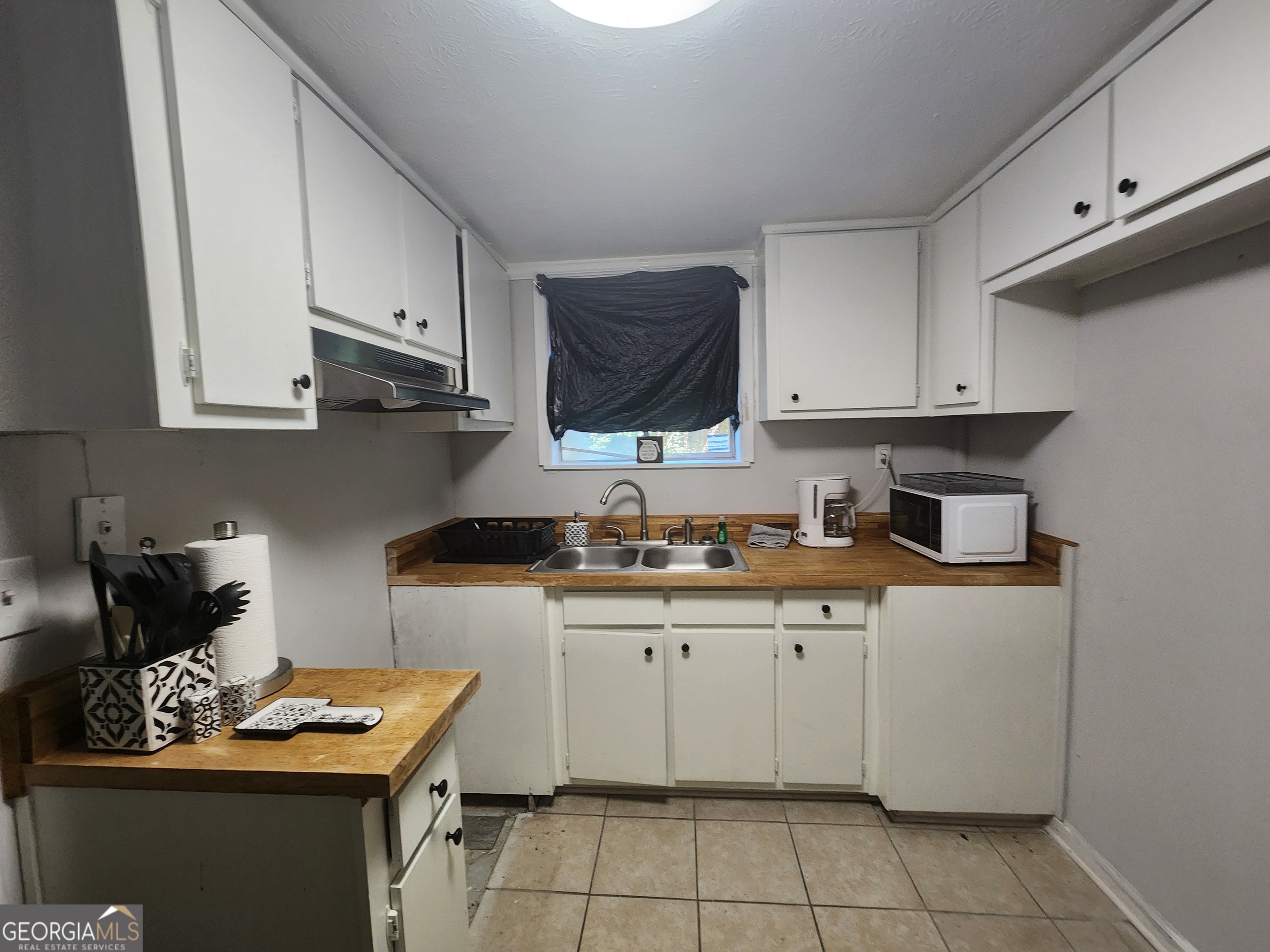917 Oakview Avenue, Unit E Columbus, GA 31906 - Photo 5 of 13 a kitchen with stainless steel appliances granite countertop a sink stove and cabinets