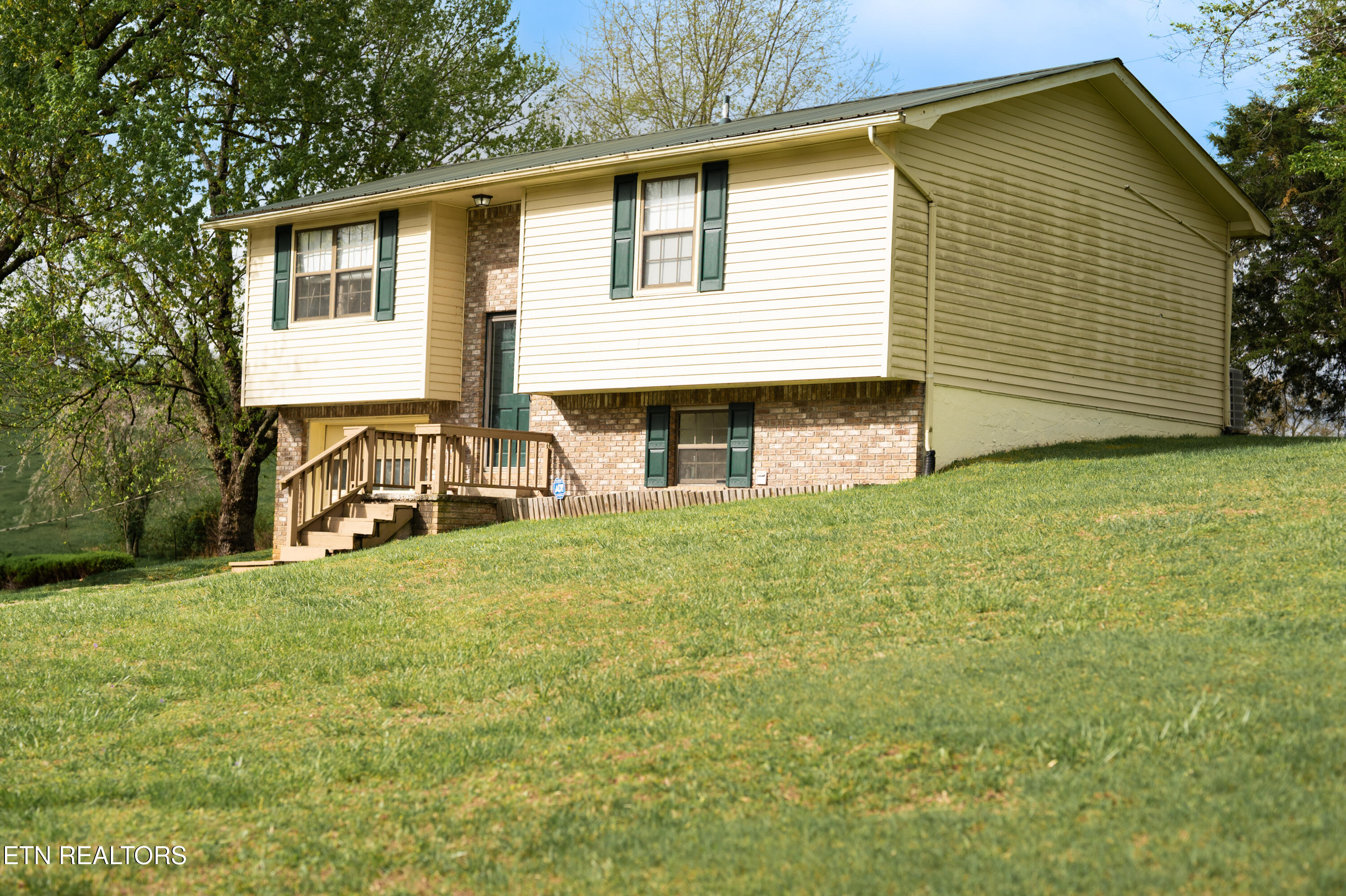 257 Parliament Road Harrogate, TN 37752 - Photo 2 of 24 Front