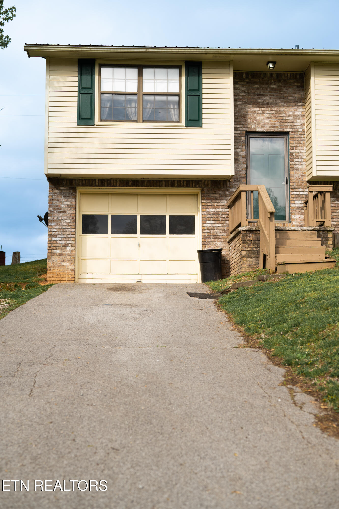 257 Parliament Road Harrogate, TN 37752 - Photo 4 of 24 Front of home garage