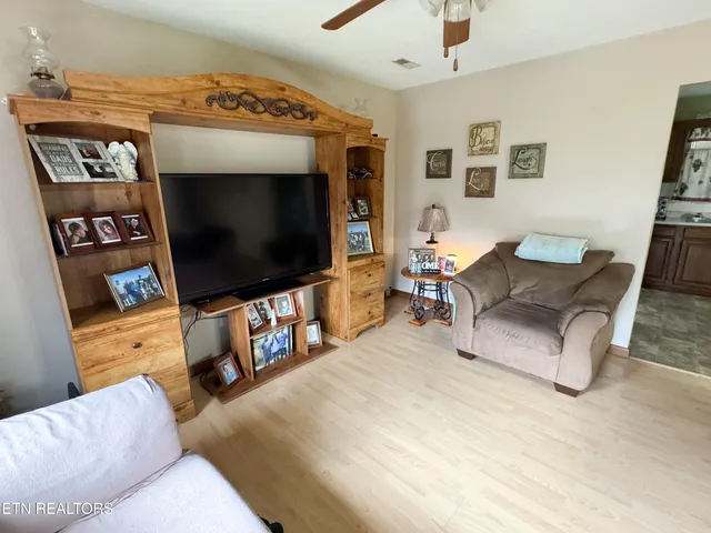 $249,900 | 257 Parliament Road, Harrogate, TN 37752