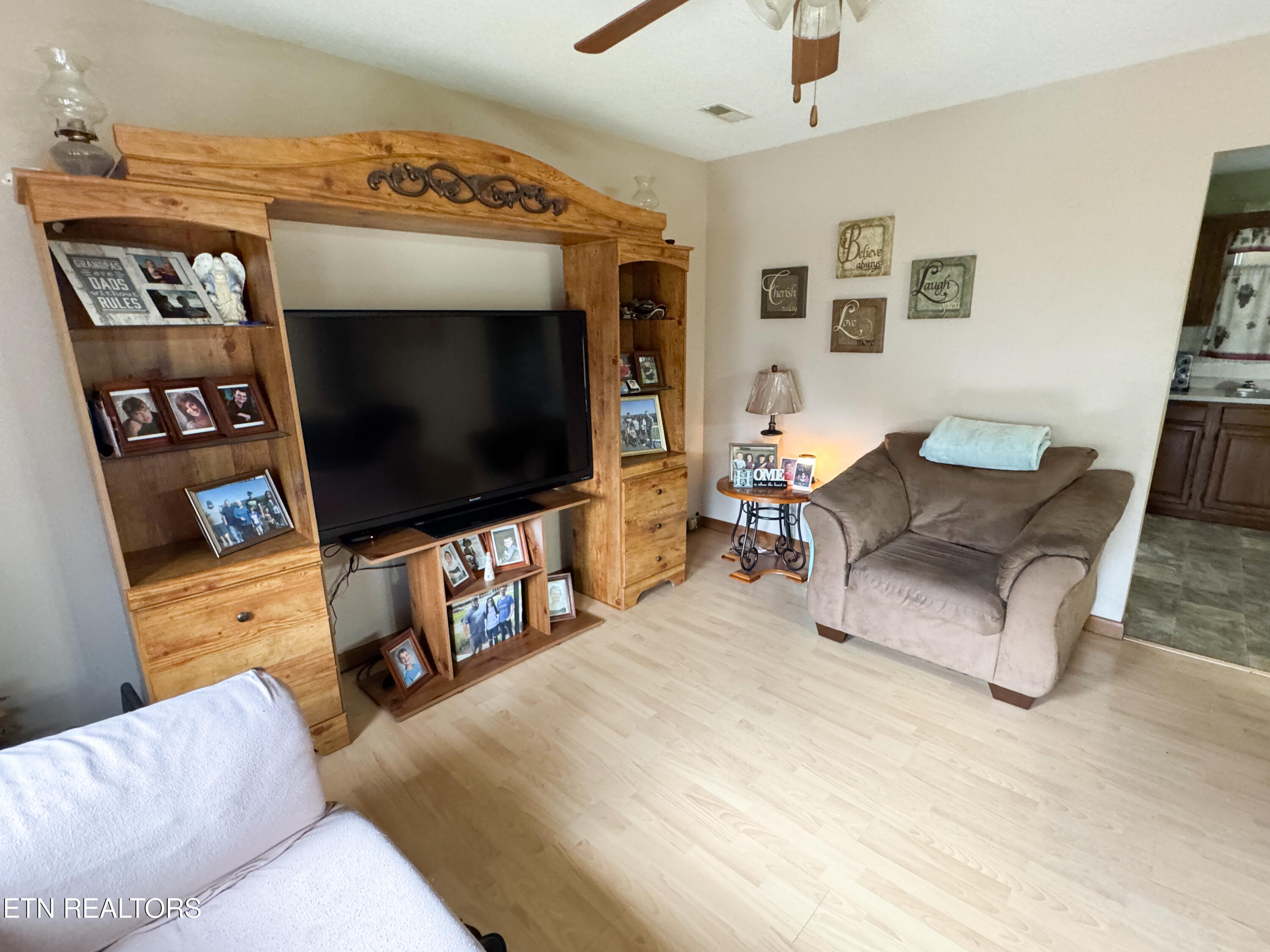 257 Parliament Road Harrogate, TN 37752 - Photo 5 of 24 Living Room