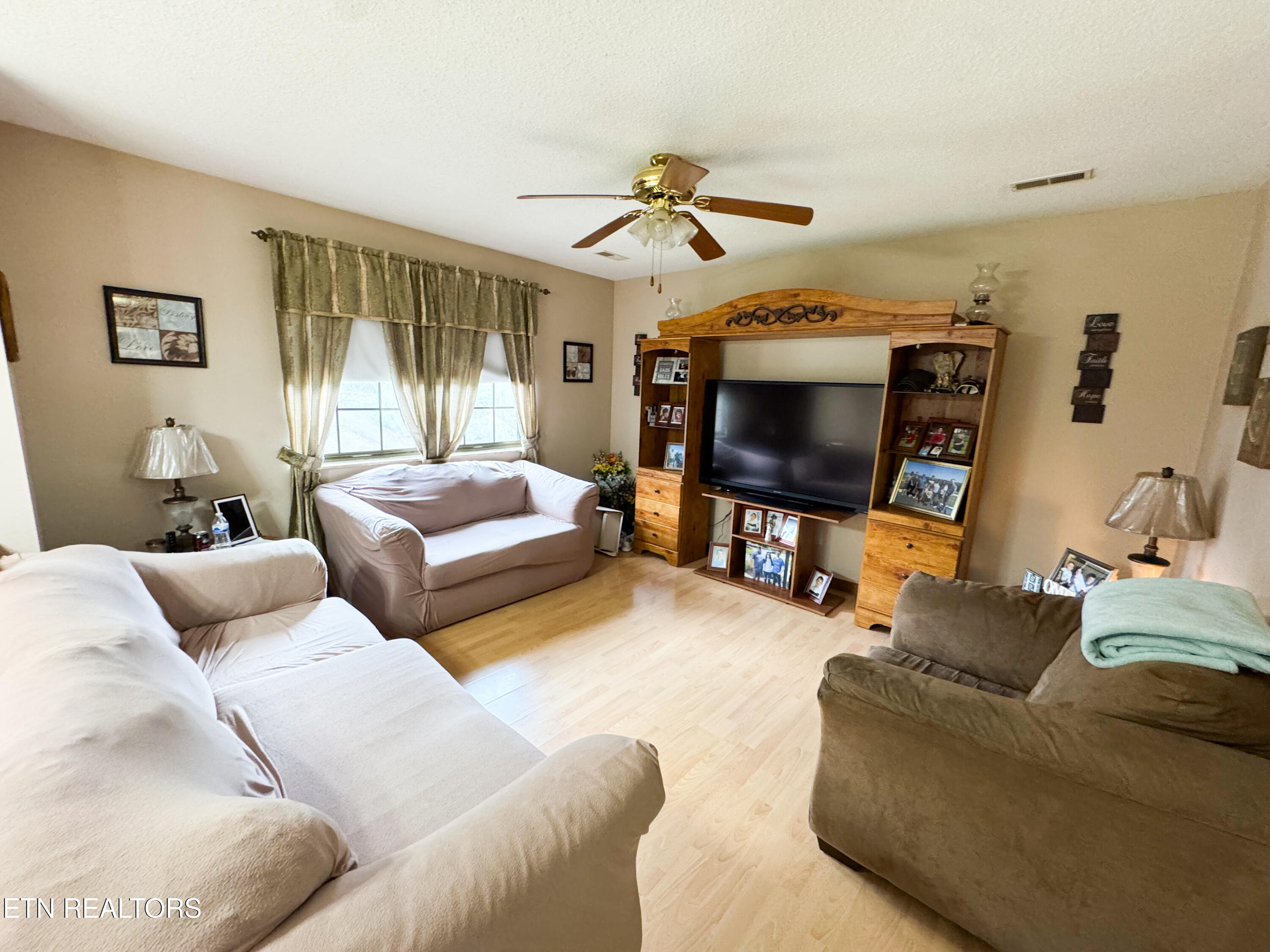 257 Parliament Road Harrogate, TN 37752 - Photo 6 of 24 Living Room