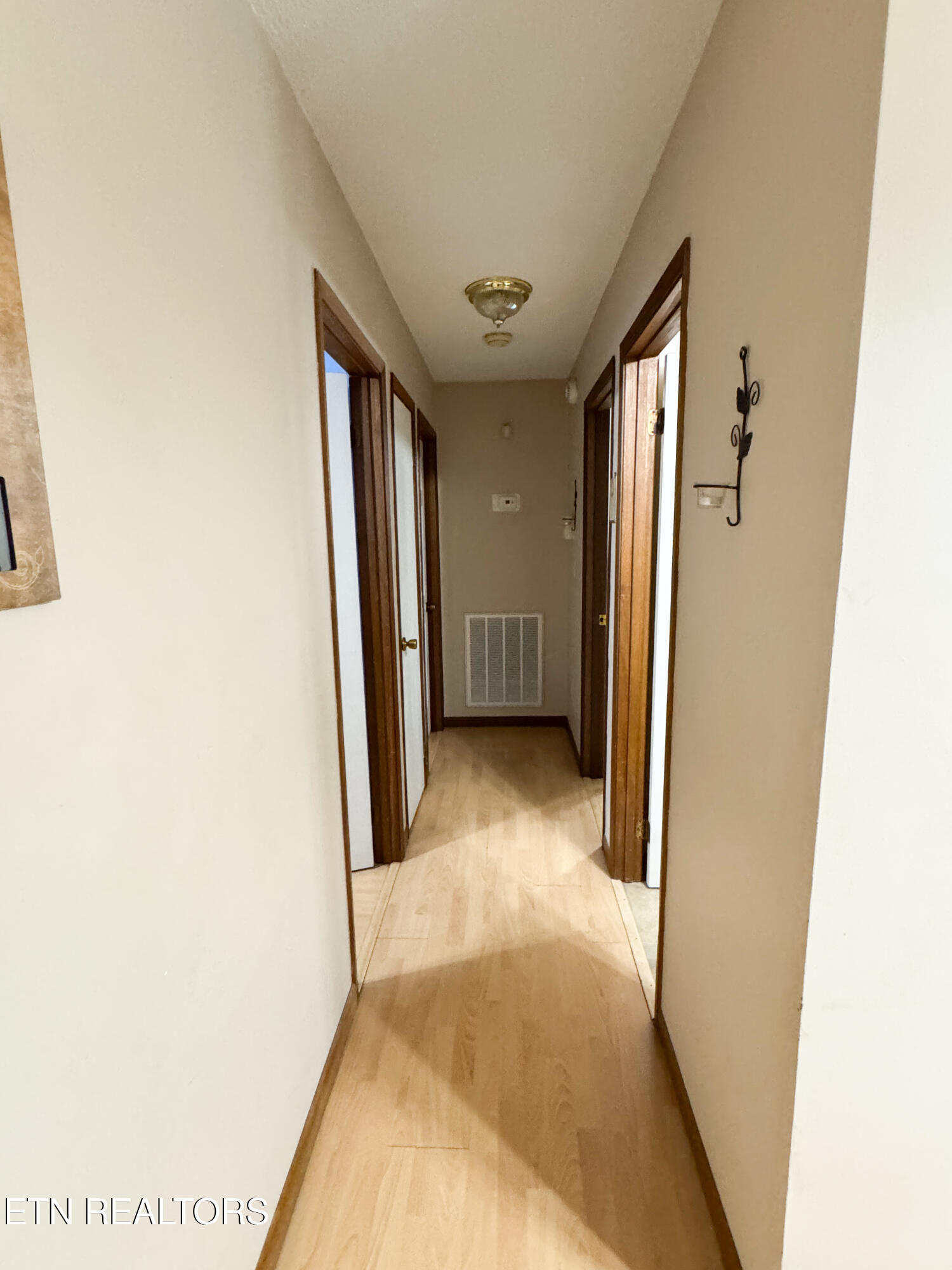 257 Parliament Road Harrogate, TN 37752 - Photo 9 of 24 Hall