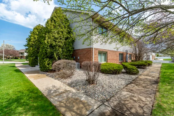 $230,000 | 2104 Terrace Drive, Highland, IN 46322