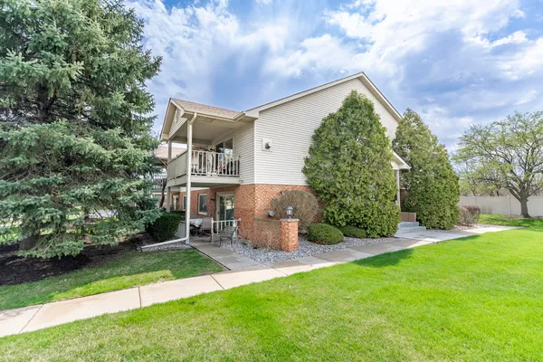 $230,000 | 2104 Terrace Drive, Highland, IN 46322